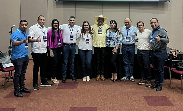 Carlos Pinedo Cuello, junto a los alcaldes electos de los diferentes municipios del Magdalena.