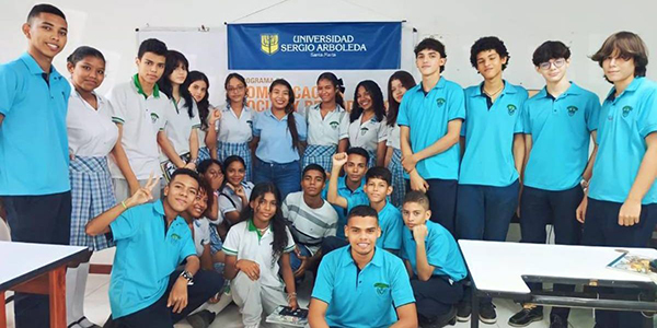 La docente Dineyis Arias junto a los alumnos de la Institución Educativa Camilo Torres.