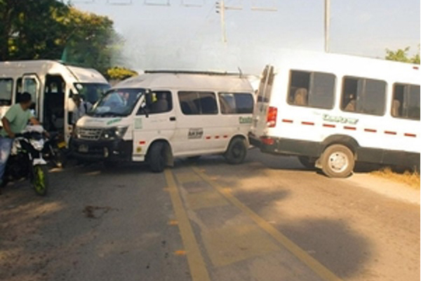 La empresa de transportadores se mantendrá el bloqueo de la vía hasta que se llegue a una solución.
