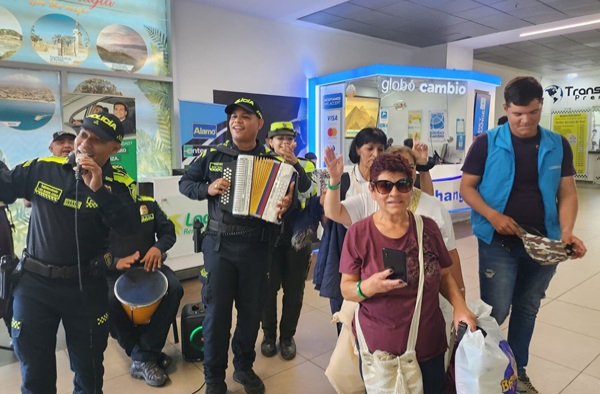 Esta iniciativa busca no solo proporcionar un ambiente festivo y acogedor para los turistas, sino también reforzar la colaboración entre la comunidad y las fuerzas de seguridad locales.