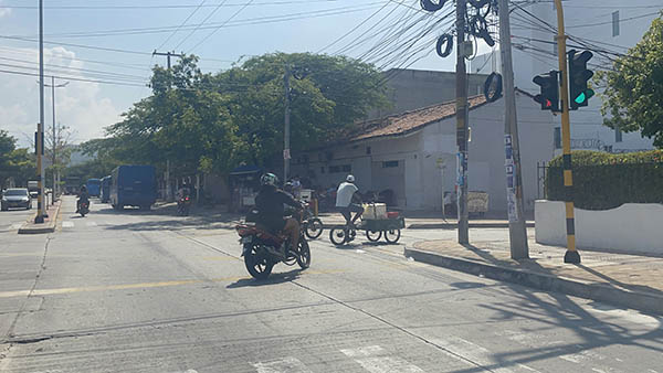 Cruzar la calle sin precaución Una de las imprudencias que más cometen los carretilleros es el cruzar las avenidas sin tener en cuenta el tránsito de los vehículos. Así lo evidencia esta imagen captada por EL INFORMADOR, sobre la avenida Campo Serrano con calle 26.