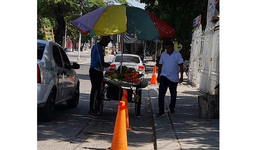 Hata tienen sus  propias “mañas” Ante la falta de control de las autoridades del tránsito, algunos vendedores ambulantes deciden implementar sus propias estrategias de movilidad. Tal como lo muestra esta imagen captada por EL INFORMADOR, en donde el mismo carretillero hace uso de los conos – que deben ser para advertir de un accidente o una obra en la vía - para preservar su ‘espacio de ventas’. 