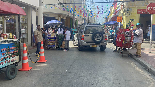 Ocupación del espacio público Otra de las imprudencias comúnmente cometidas por los comerciantes ambulantes es la ocupación del espacio público.  Esta situación se presenta con descaro en las calles del Mercado Público; un sector en donde todo el que conduce su vehículo debe maniobrar en medio de las carretillas de frutas, los vendedores de tinto, los coteros que descargan la mercancía de los camiones, entre otros imprudentes. 