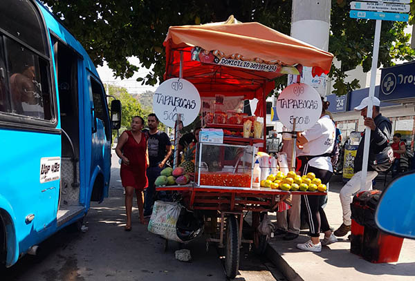 Otros protagonistas de centenares de infracciones que se cometen a diario en calles y avenidas de la ciudad son los vendedores ambulantes, conocidos como ‘carretilleros’. Octava entrega del especial de movilidad. 