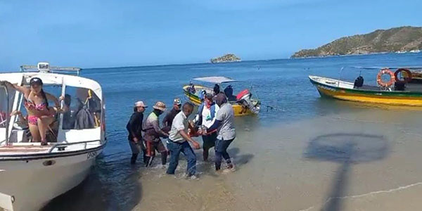 Turista siendo rescatado por los salvavidas. Imagen extraída de internet.