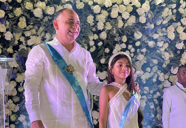 Carlos Pinedo Cuello, Alcalde de los 500 años, le hizo a su hija Tana Pinedo un reconocimiento por haber recorrido junto a él todos los barrios de Santa Marta. En este acto simbólico, Pinedo le hizo a la niña la imposición de banda con los colores de la ciudad.