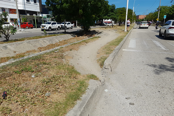 Este deterioro, que obstaculiza el paso peatonal, ha sido atribuido a la audaz maniobra de los mototaxistas locales. Estos conductores intrépidos, en su afán por evitar el retorno, han optado por sortear el andén roto, desafiando la normativa y creando un peculiar espectáculo que ha captado la atención de quienes transitan por la zona.