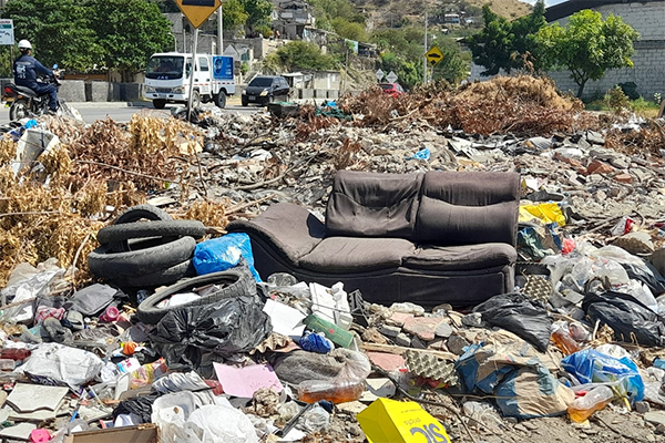La entrada al Barrio San Fernando se ve eclipsada por un problema que refleja la falta de civismo de algunos de sus residentes, la invasión de espacios públicos por la acumulación de basura. 