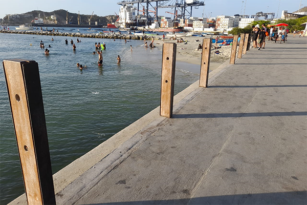 El andén de la vía alterna en el sector Juan 23, se ve asediado por la presencia descontrolada de escombros. La indiferencia cultural ante la preservación del espacio público ha llevado a que esta importante vía peatonal se convierta en un depósito improvisado de desechos.