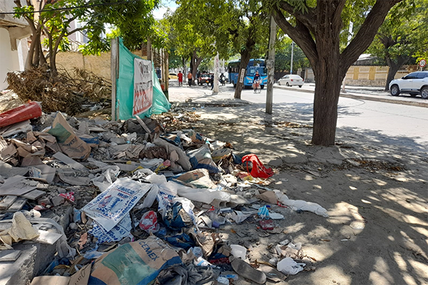  La intersección de la calle 10 con la carrera 12a se encuentra en medio de un desafiante escenario urbano donde la falta de civismo de algunos ciudadanos se manifiesta en la acumulación descontrolada de escombros y basura que invaden la vía pública.
