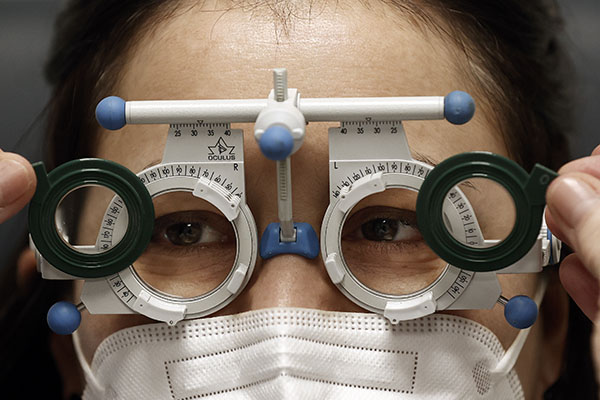 Puede que a la hora de pensar tus propósitos y objetivos para el nuevo año ni hayas caído en la salud de tus ojos, por eso queremos dar respuesta a las principales cuestiones sobre las revisiones oculares y explicarte por qué son tan importantes.
