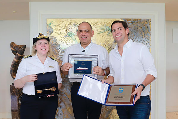 : El Alcalde Carlos Pinedo, junto a la capitana Serena Melani y el Director de Indetur José ‘Chelito’ Dávila.
