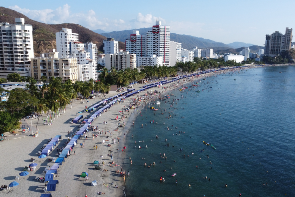 El Rodadero no es solo un polo de desarrollo turístico sino también un sector inmobiliario que ofrece venta y compra de apartamentos en la ciudad. Panorámica aérea de El Rodadero captada desde #ElInformaDron.