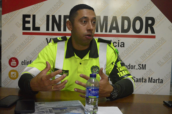 El Mayor Walter Ortiz Betancourt aclaró las denuncias de usuarios sobre la escasez de oficiales en la carretera que conecta Santa Marta con Barranquilla.