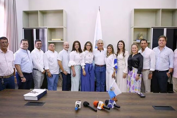 Aunque Carlos Pinedo ya hizo el nombramiento y posicionamiento oficial de su Gabinete Distrital, faltan dos cargos importantes por ser ocupados. La administración de Pinedo enfrenta una prueba crucial en su capacidad para abordar estas cuestiones y lograr mejoras significativas en la calidad de vida de los samarios.