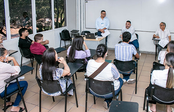 Aspirantes en el proceso de entrevistas con psicólogo, directores de programa y docentes, en conversación con docentes de la Alma Mater.