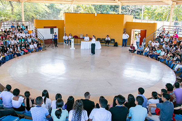 Los padres de familia también fueron parte activa de este proceso de admisión, durante un encuentro en el que fortalecieron sus procesos de crianza y acompañamiento.