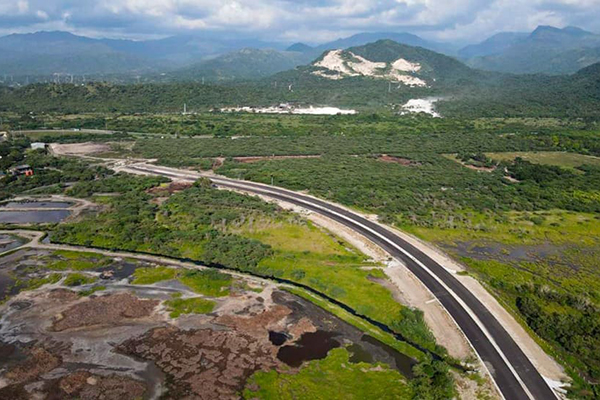 El viaducto de 1,4 km ha avanzado cerca del 40%, bordeando la Ciénaga Grande de Santa Marta, tramo que se conectará con la vía nacional en el paso por el municipio de Ciénaga.