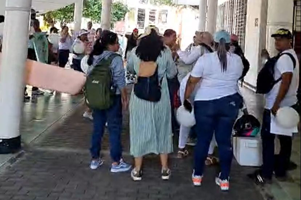 Educadores a las afueras de la gobernación del Magdalena exigiendo sus derechos como ganadores de los nombramientos 