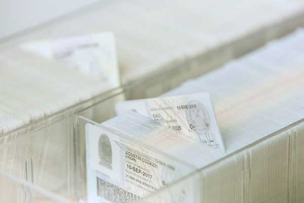 8.110 cédulas digitales en policarbonato, 3.055 amarillas con hologramas y 18.173 son tarjetas de identidad.