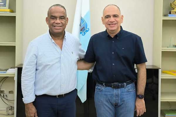 Amadis Jiménez recibiendo el cargo de Director de Movilidad junto al Alcalde Carlos Pinedo.