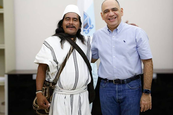 Luis Salcedo Zalabata nuevo Cabildo Gobernador, junto al alcalde Carlos Pinedo.