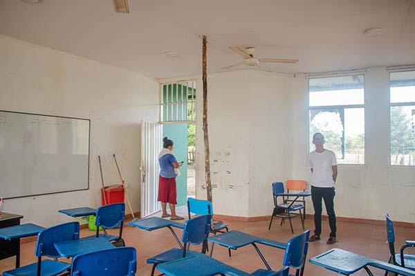 En la imágen se sigue viendo la vara de caña brava, sosteniendo parte de las instalaciones de la sede educativa.