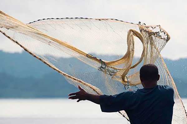 La persistente sequía vinculada al fenómeno de ‘El Niño’ y el cambio climático han sumido al gremio de pescadores artesanales en una profunda crisis.