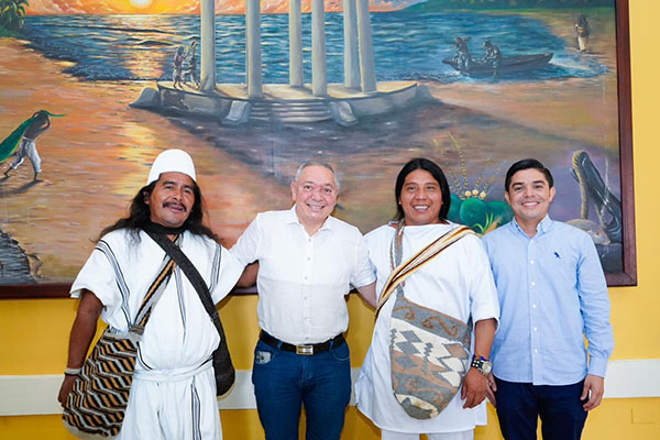 En la imagen, Atanacio Moscote Gil, gobernador Kogui y Luis Salcedo, de los arhuacos con el alcalde Luis Fernández Quinto y el Secretario de Gobierno, Luis Peña.