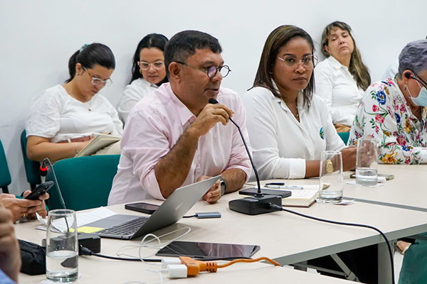 En la imagen, Alfredo Martínez, director de la corporación, en compañía de la junta directiva.