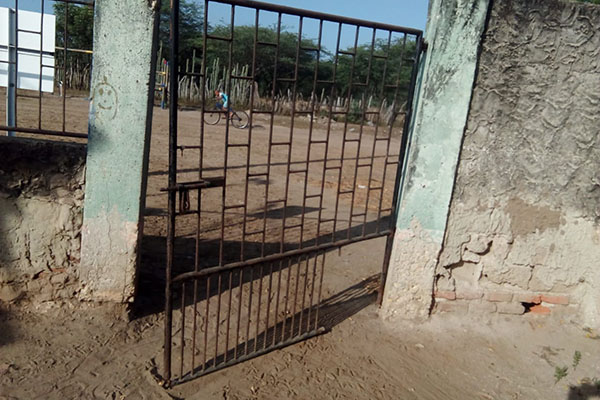 Padres de familia solicitan a las autoridades educativas que prioricen la rehabilitación de la institución.