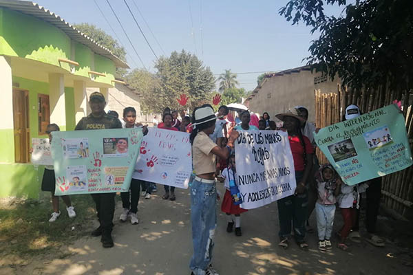 Zona Bananera se movilizó en las calles en conmemoración al Día Mundial contra el reclutamiento infantil, expresando su rechazo a la participación de niños en conflictos armados.