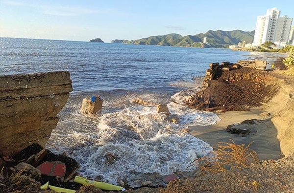 A pesar de la construcción de espolones y otras medidas, el mar sigue avanzando.