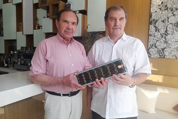  Nikolay Frolov, experto en satélites universitarios de la U. Estatal Sureste de Rusia  y Juvinal Infante, consejero de la rectoría de la Sergio Arboleda.