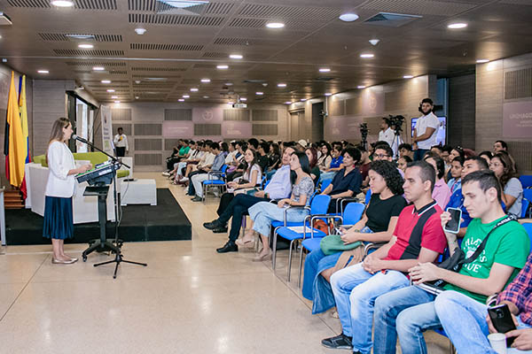 Carolina Olarte, directora ejecutiva de la Fundación en Colombia, presentó la ‘Convocatoria de Becas de la Fundación Carolina 2024 – 2025’.
