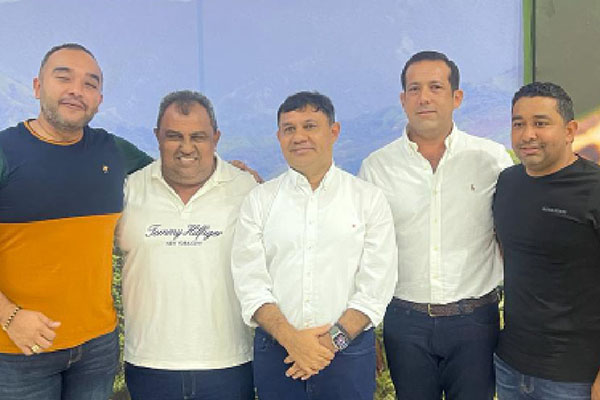 En la imagen de izquierda a derecha José Méndez, alcalde de San Zenón, seguido por Juan Vargas Arias, alcalde de Algarrobo, el director de Corpamag Alfredo Martínez,  Jorge Mercado, alcalde de Tenerife, y Pedro Ospino, alcalde de Concordia.