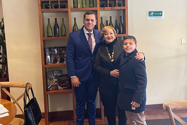 César Mercado acompañado de sus dos amores, su señora madre, la también Magistrada, Cecilia Margarita Durán Ujueta y su pequeño hijo. César Mercado acompañado de sus dos amores, su señora madre, la también Magistrada, Cecilia Margarita Durán Ujueta y su pequeño hijo.