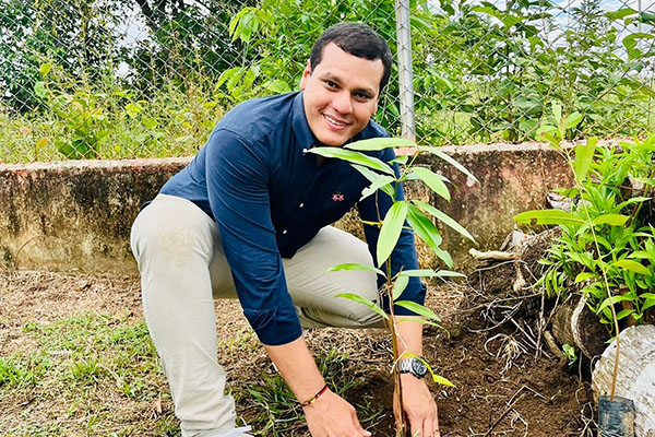 Trabajos en la parte social y ambiental otra de las facetas del abogado, César Mercado. Trabajos en la parte social y ambiental otra de las facetas del abogado, César Mercado.