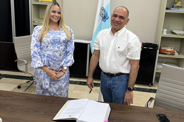 Claudia Cuello secretaria general y Carlos Pinedo Cuello alcalde del distrito. 