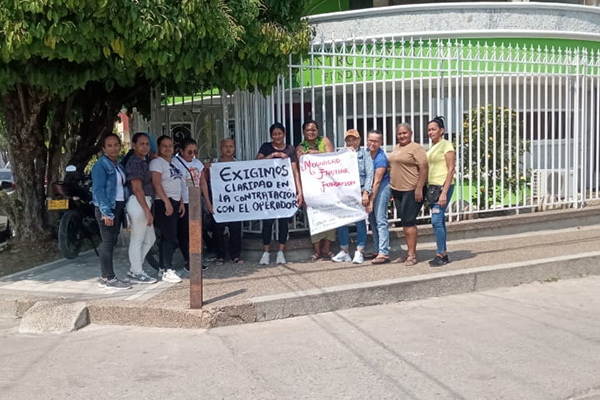 En la imagen las madres comunitarias en las afueras del centro zonal del ICBF exigiendo claridad en las contrataciones. 