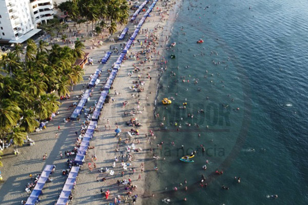 En temporada alta, la ciudad de Santa Marta recibe como una ola a aproximadamente 120,000 turistas, quienes buscan disfrutar de sus hermosas playas.