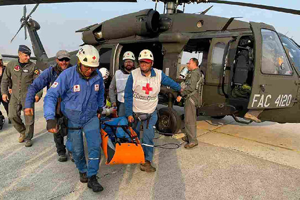 Momento en el que eran rescatados por miembros de la cruz roja y la fuerza aerea 