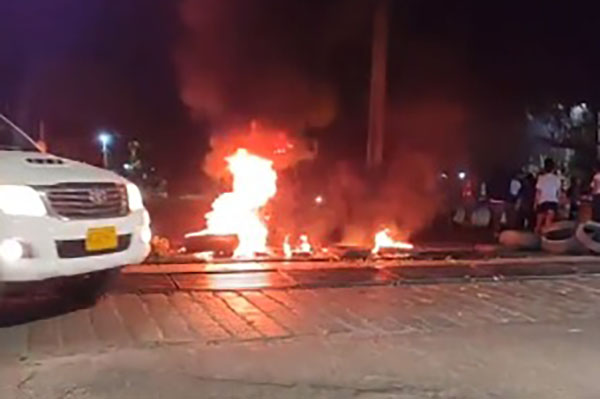 Los manifestantes quemaron llantas y ramas en la línea paralizar el tráfico carbonero.