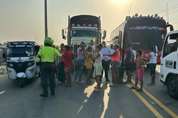Algunos conductores que se transportaban por la vía Ciénaga-Barranquilla denunciaron que, miembros de la comunidad exigían dinero a cambio de permitir el paso.