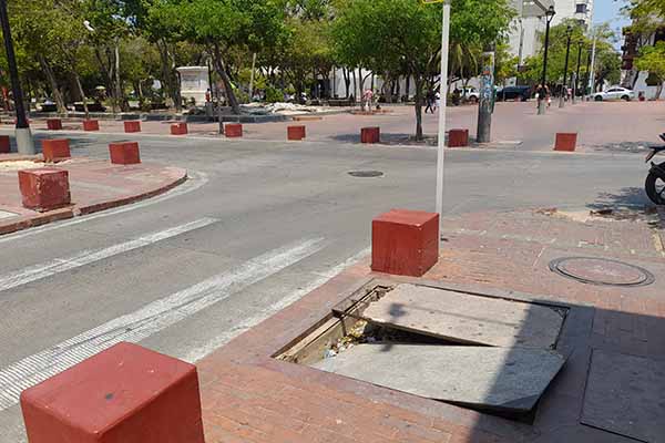 Calle 15 (La calle de la Acequia) con cr 2 centro, es uno de los sectores turísticos de la ciudad, se observa la presencia de los huecos y el deterioro de las calles Calle 15 (La calle de la Acequia) con cr 2 centro, es uno de los sectores turísticos de la ciudad, se observa la presencia de los huecos y el deterioro de las calles