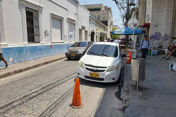 El Mal parqueo de carros en la calle 14 (Antigua calle Cuartel o de la Cárcel) centro, los vehículos mal estacionados también hacen parte de las problemáticas que afectan la ciudad El Mal parqueo de carros en la calle 14 (Antigua calle Cuartel o de la Cárcel) centro, los vehículos mal estacionados también hacen parte de las problemáticas que afectan la ciudad