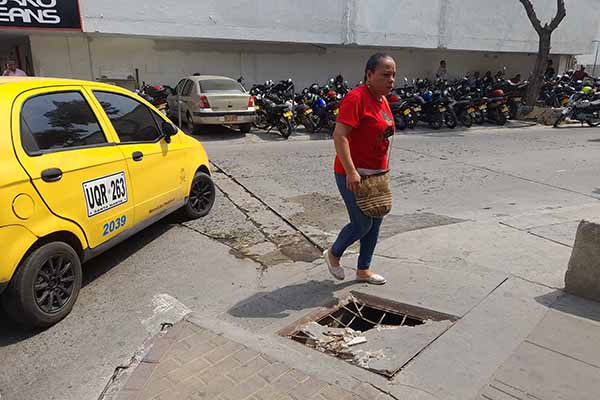 La ciudad a punto de celebrar sus 500 años, enfrenta el continuo problema de abandono por parte de líderes y residentes. A pesar de su  importante historia, Santa Marta está en un estado de deterioro palpable.