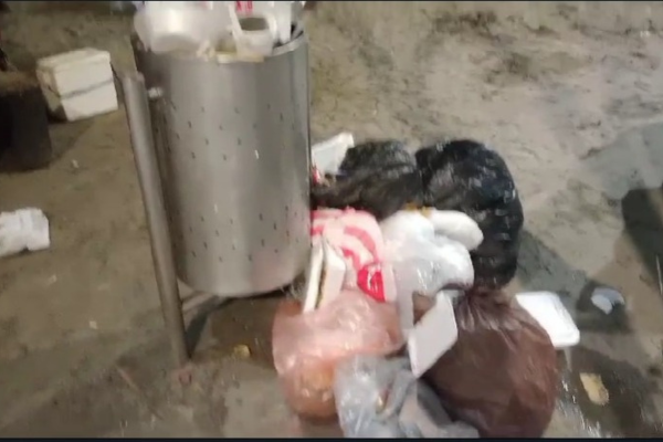 En la imagen se evidencia el reguero de basura que se presenta en las canecas de El Rodadero. 