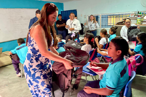 La  secretaria de Educación, Sandra Patricia Muñoz Dorado, hizo entrega personalmente a los niños y niñas los kits escolares. 