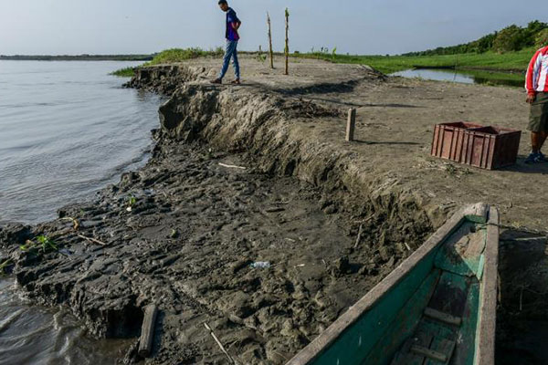  La reducción del caudal ha ocasionado graves problemas de oxigenación en cuerpos de agua cercanos siendo este el resultado en la muerte masiva de peces.